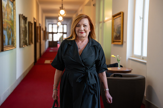 Ministryně financí Alena Schillerová přichází na jednání vlády (27. dubna 2026)