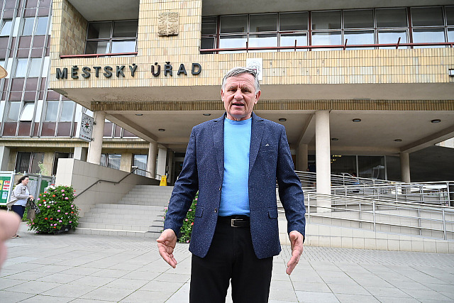 Happening proti zákazu školní akce před radnicí ve Vsetíně. Starosta Jiří...