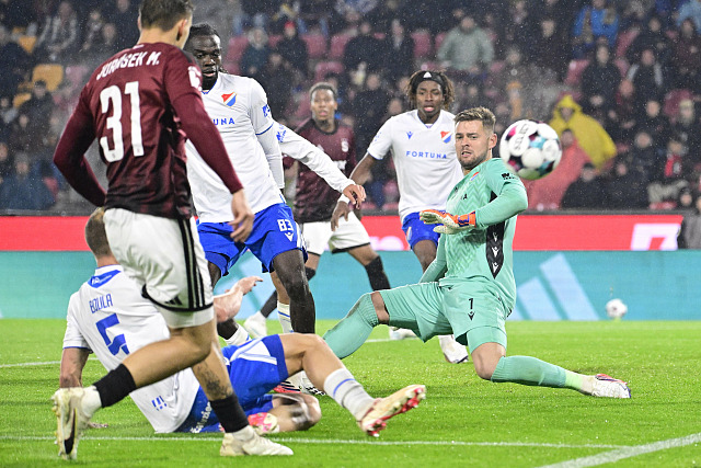 Gólman Baníku Budinský v permanenci během utkání se Spartou.