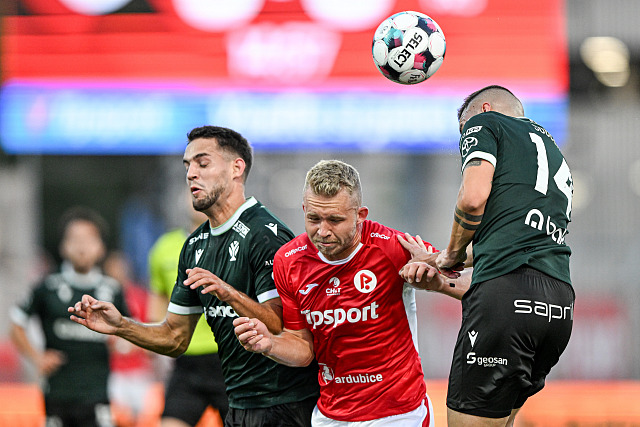 Pardubický Václav Drchal hlavičkuje proti jablonecké přesile.