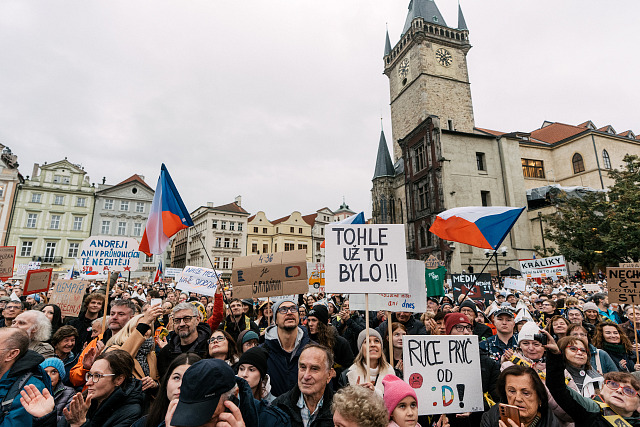 Lidé na pražském Staroměstském náměstí protestují proti zrušení...