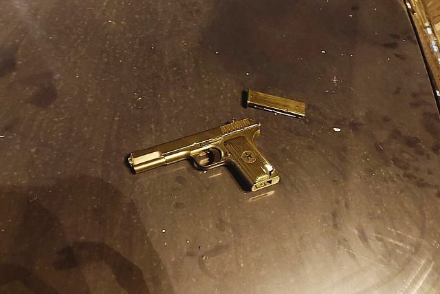 Mladík v Pardubicích vyděsil kolemjdoucí pistolí. Ukázalo se, že je na kuličky....