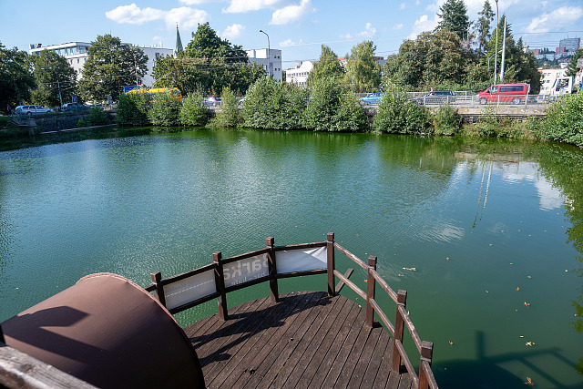 Dřevěná loď na Kudlovské přehradě ukrývá příjemnou restauraci. Musí však...