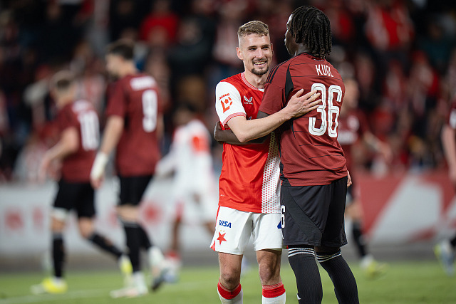 Michal Sadílek ze Slavie a Garang Kuol ze Sparty během derby