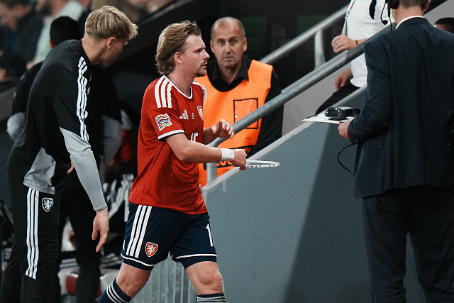 Český útočník Pavel Šulc opouští hřiště po červené kartě v zápase s Anglií.