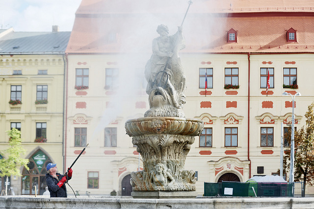 Pravidelná předzimní očista Neptunovy kašny na Masarykově náměstí v Jihlavě.