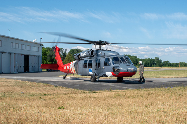 Český vrtulník Black Hawk v neděli ráno odstartoval z letiště v Hoříně na...