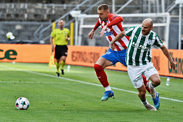 Brněnský útočník Daniel Vašulín přechází přes Davida Lischku z Bohemians.