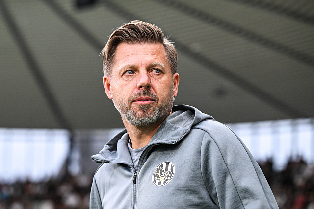 Trenér Hradce David Horejš během derby s Pardubicemi.