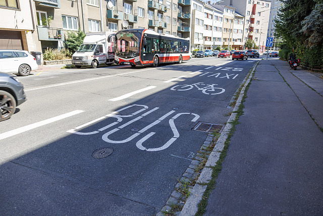 V Brně na ulici Provazníkova mají více místa cyklisté a MHD na úkor aut....