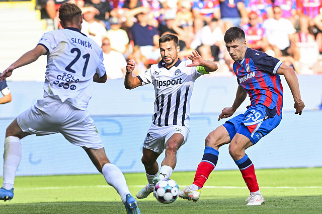 Šimon Slončík (vlevo) a Michal Trávník ze Slovácka a Adam Gabriel z Plzně