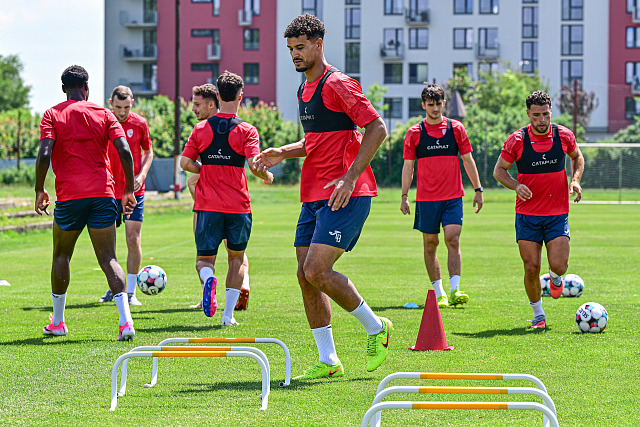 Trénink pardubických fotbalistů, uprostřed Jason Noslin