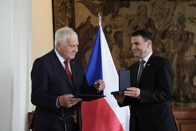 Ministr zahraničí Petr Macinka (Motoristé) uvítal Václava Klause u příležitosti...