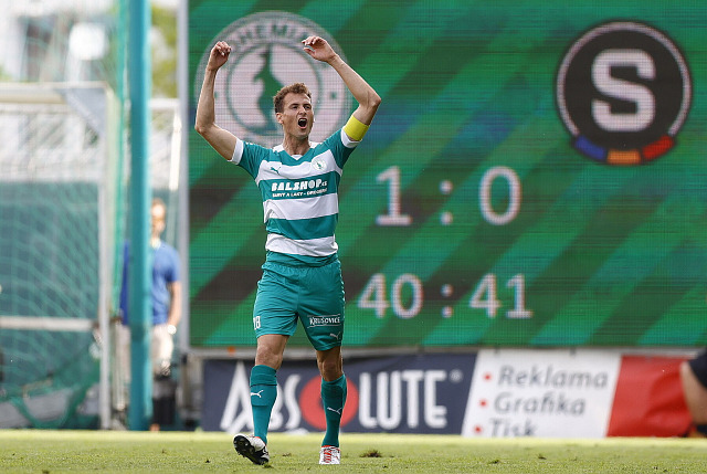 Kapitán Bohemians Lukáš Hůlka slaví vstřelený gól Spartě.