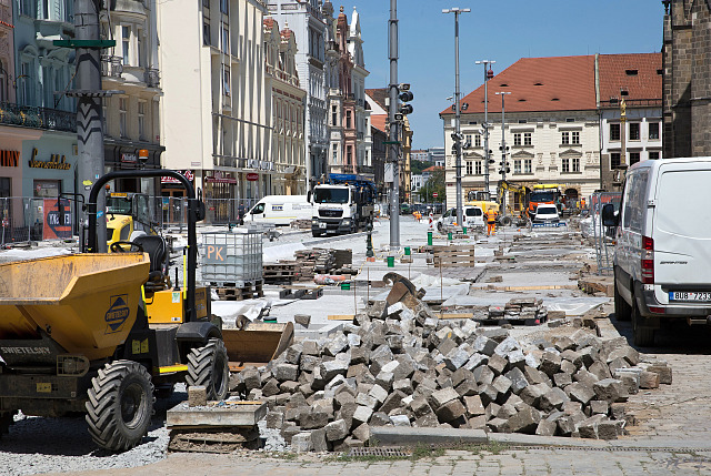 Rekonstrukce náměstí Republiky v Plzni zahrnuje rekonstrukci dlažby na...