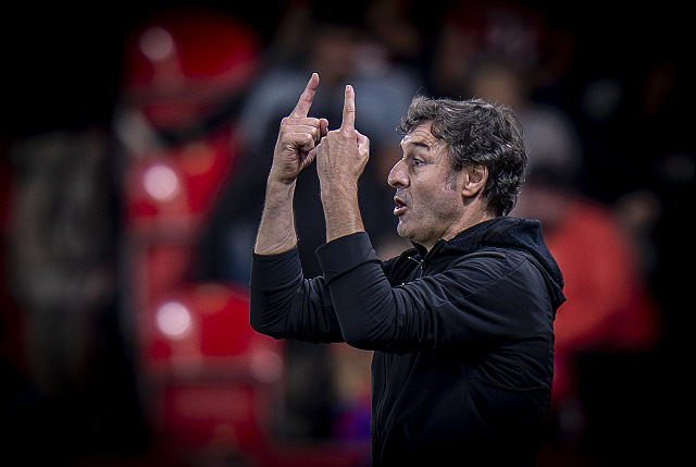 Santi Denia při svém debutu na pozici kouče českých fotbalistů.