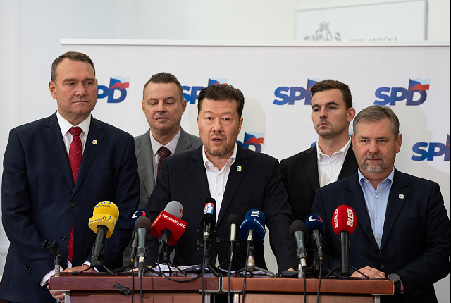 Tomio Okamura na tiskové konferenci klubu SPD ve Sněmovně. (13. října 2026)