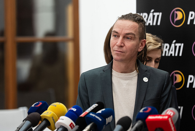 Tisková konference poslaneckého klubu Pirátů. Na snímku u mikrofonu Adam...