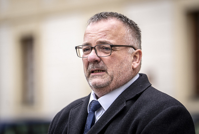 Ivan Bednárik (SPD) odpovídá novinářům na dotazy po konzultacích s prezidentem...