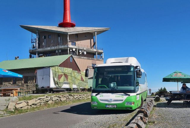 Autobusy pravidelně vyvážejí zájemce až na Lysou horu, nejvyšší vrchol...