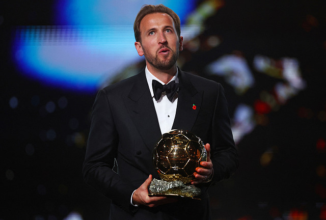 Anglický útočník Harry Kane se Zlatým míčem pro nejlepšího fotbalistu světa.