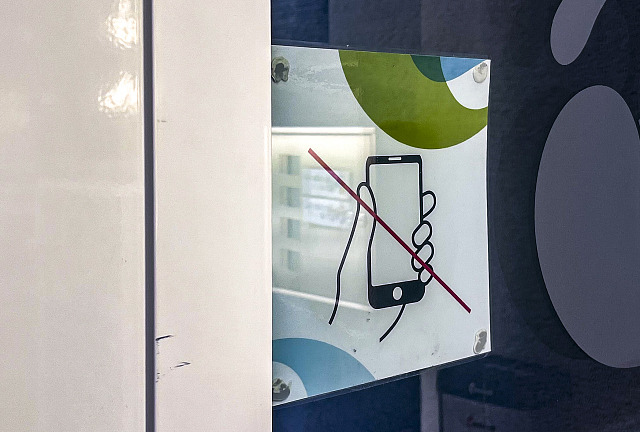 V pražské montessori škole Duhovka děti v hodinách nepoužívají telefony už od...