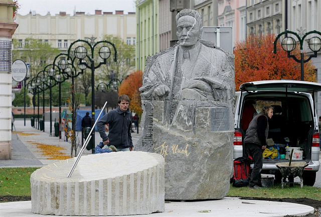 Socha královéhradeckého starosty Františka Ulricha - V popředí Gočárův...