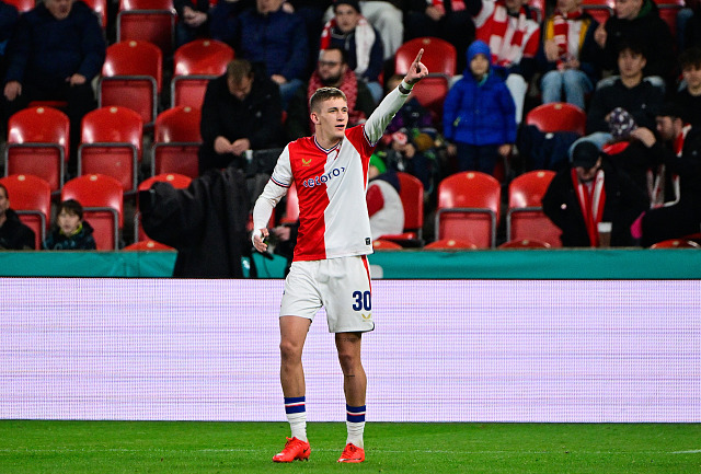 Slávistický záložník Wiktor Nowak slaví gól do sítě Zbrojovky Brno.