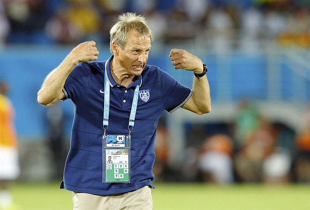 NÁROČNÝ TRENÉR. Jürgen Klinsmann udílí pokyny americkým svěřencům.
