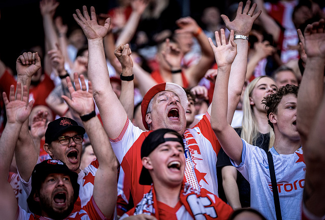 Slávističtí fanoušci v emocích po vítězsví 2:1 nad Olomoucí.
