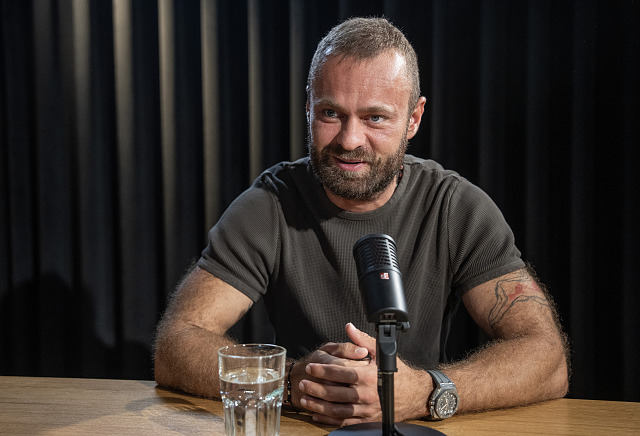 Hostem podcastu NA KAFI byl letecký záchranář Marek Dvořák