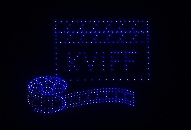 Záběr z dronové show, kterou vyvrcholilo zahájení karlovarského festivalu. (4....