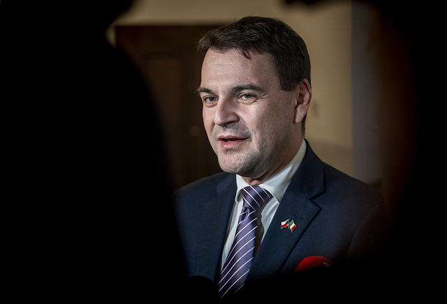 U druhého kola senátních voleb odvolil i ministr zahraničí Petr Macinka...