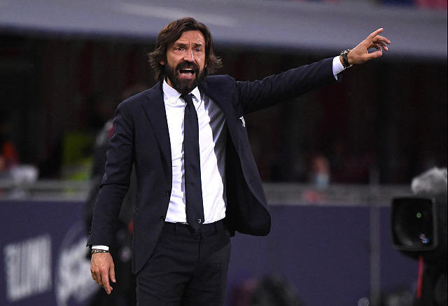 Někdejší italský záložník Andrea Pirlo na lavičce Juventusu.