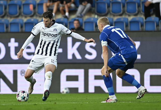 Lukáš Vorlický ze Slovácka napřahuje ke střele, brání ho Michal Frydrych z...
