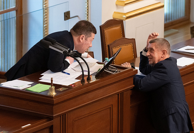 Předseda Sněmovny Tomio Okamura a premiér Andrej Babiš se baví na schůzi...