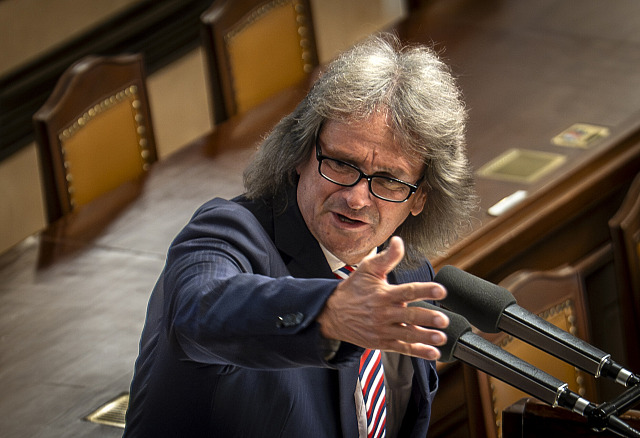 Mimořádná schůze Sněmovny svolaná z popudu vládní koalice k postoji Sněmovny ke...