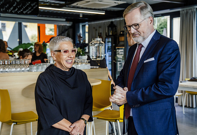 Kandidátka do Senátu Dagmar Pecková a bývalý premiér Petr Fiala na předvolební...