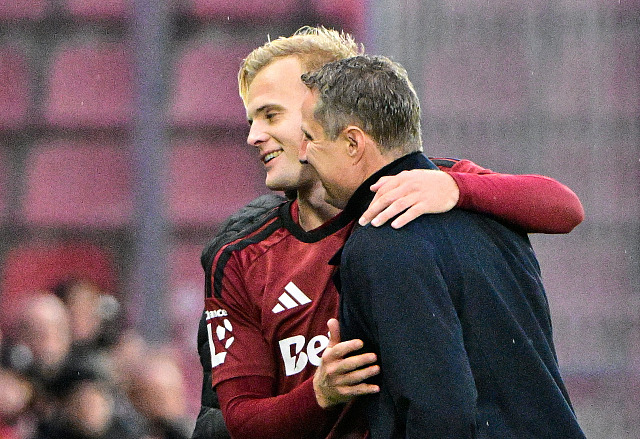 Jonatan Brunes a kouč Brian Priske po zápase proti Slovácku, kdy norský útočník...