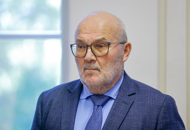 Porodník Lubor Minařík u soudu v České Lípě (6. října 2026)