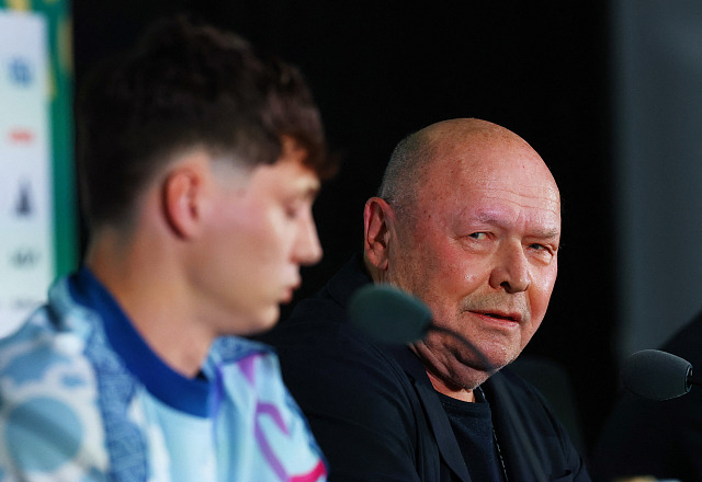 Kapitán národního mužstva Ladislav Krejčí a trenér Miroslav Koubek na tiskové...