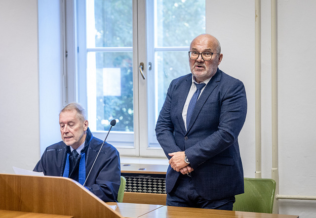 Lékař Lubor Minařík (vpravo) u soudu v České Lípě (8. října 2026)