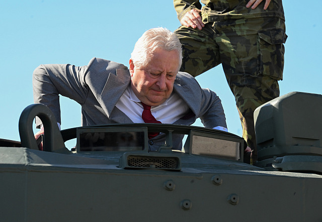 Převzetí posledního tanku Leopard 2A4 u 73. tankového praporu završilo předání...