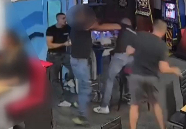 Muž napadl v baru člena ochranky.