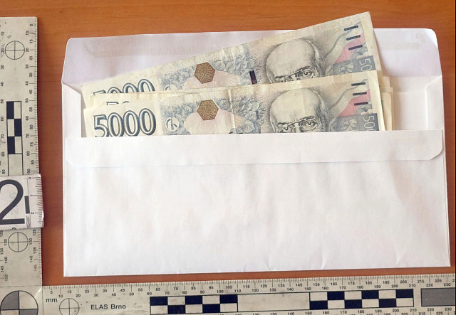 Zajištěná obálka s penězi, kterou žadatel o pronájem městského nebytového...