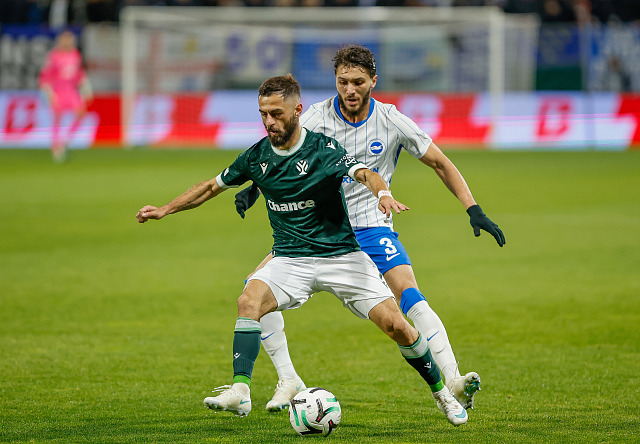 Jablonecký Čanturišvili kryje míč před Hadjamem z Brightonu.