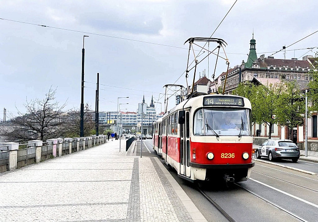 Tramvaj číslo 14 u Holešovické tržnice.