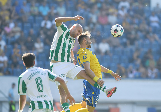 Obránce Bohemians David Lischka v hlavičkovém souboji v utkání proti Teplicím.
