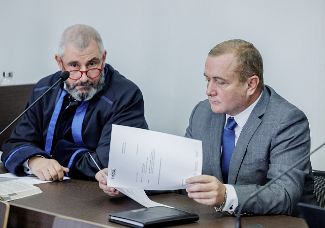 Zdeněk Blahut (vpravo), který čelí obžalobě z podvodu a zneužití pravomoci v...