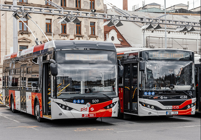 První jízda trolejbusu na lince číslo 52 na trase Na Knížecí - U Waltrovky. (1....